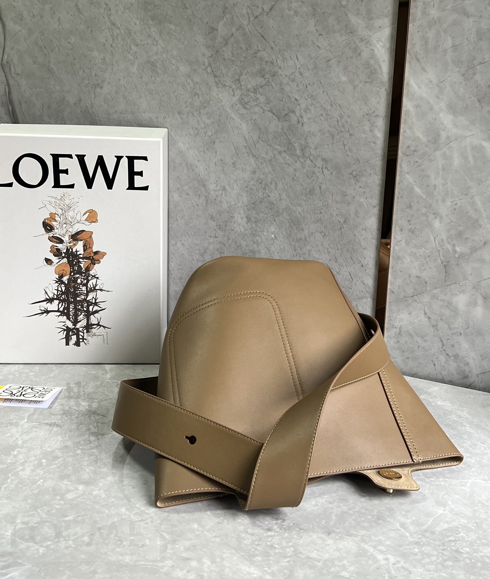 Loewe Medium Pebble Bucket in Mellow Calfskin Brown